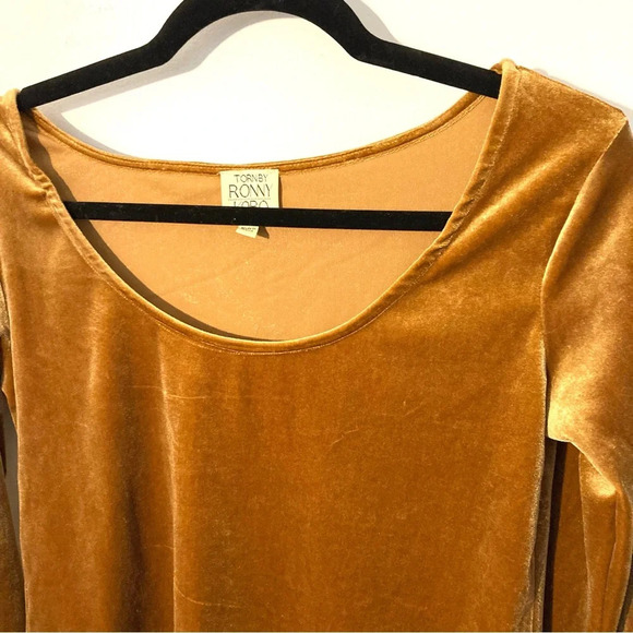 Torn by Ronny Kobo Sabrina Bell Sleeve Velvet Top M - Picture 3 of 7